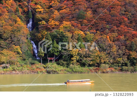 最上川舟下り 紅葉　白糸の滝 132822093