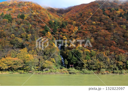 最上川舟下り 紅葉　白糸の滝 132822097