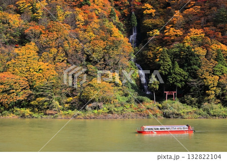 最上川舟下り 紅葉 白糸の滝 最上川舟下り 紅葉 白糸の滝 132822104