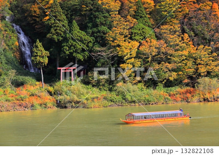 最上川舟下り 紅葉　白糸の滝 132822108