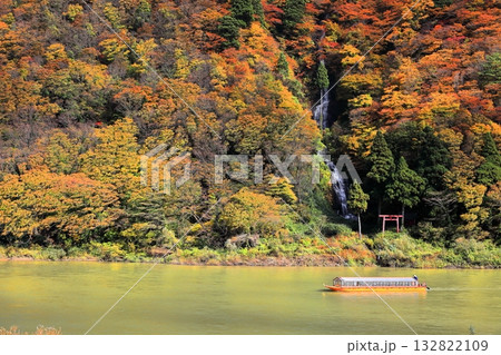 最上川舟下り 紅葉　白糸の滝 132822109