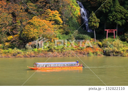 最上川舟下り 紅葉　白糸の滝 132822110