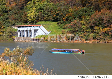 最上川舟下り 紅葉 草薙頭首工 最上川舟下り 紅葉 草薙頭首工 132822117