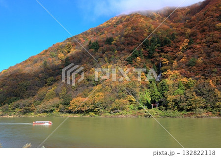 最上川舟下り 紅葉　白糸の滝 132822118