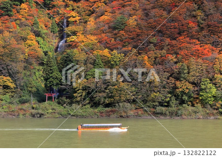 最上川舟下り 紅葉 白糸の滝 最上川舟下り 紅葉 白糸の滝 132822122