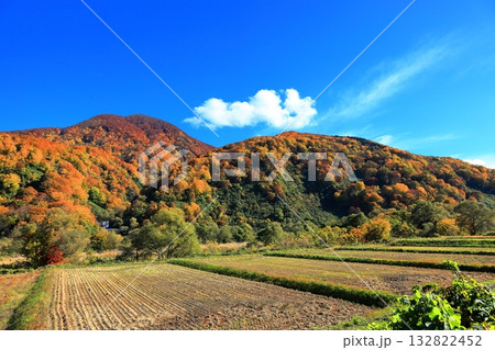 山間の瀬場紅葉風景 132822452