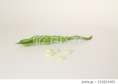 Uncooked dried white haricot beans with fresh raw green beans pod plant isolated on White background. 132822481