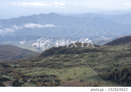 志賀高原・渋峠から望む草津温泉街と群馬の山並み 132824922