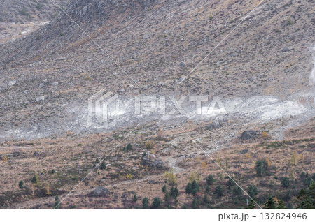 火口壁と噴気が立ちのぼる草津白根山の景色 132824946