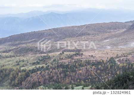 渋峠から望む山並みと色づき始めた山肌 渋峠から望む山並みと色づき始めた山肌 132824961