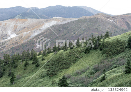 火口壁と噴気が立ちのぼる草津白根山の景色 132824962