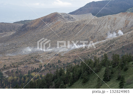 火口壁と噴気が立ちのぼる草津白根山の景色 132824965