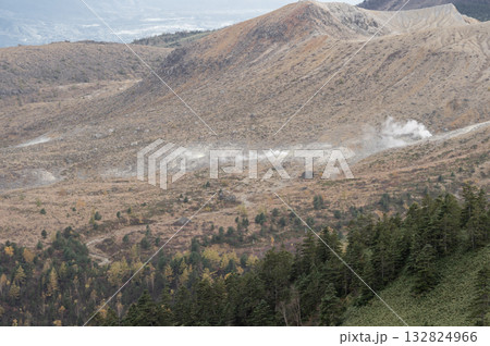 火口壁と噴気が立ちのぼる草津白根山の景色 132824966