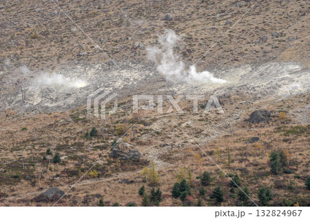 火口壁と噴気が立ちのぼる草津白根山の景色 132824967