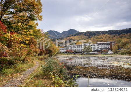 秋の志賀高原の蓮池と紅葉が水面に映る風景 132824981