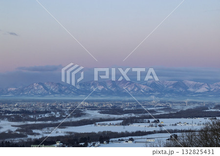 朝焼けと日高山脈 132825431