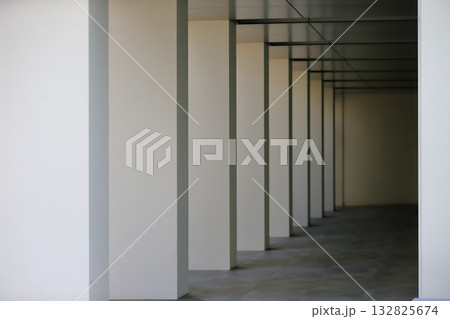 連続する柱の風景 132825674