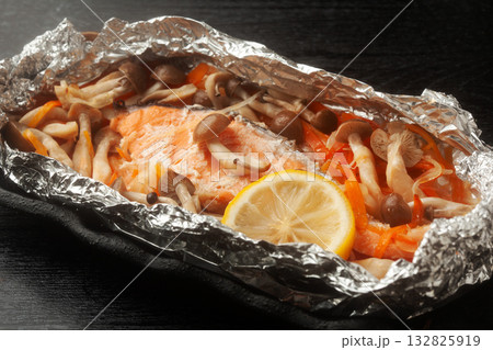鮭のホイル焼き 132825919