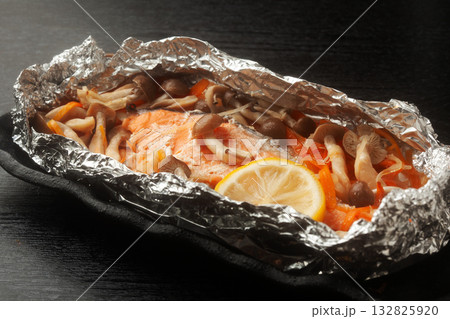 鮭のホイル焼き 鮭のホイル焼き 132825920