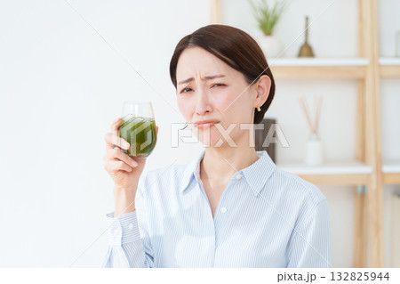 青汁を飲む女性 132825944