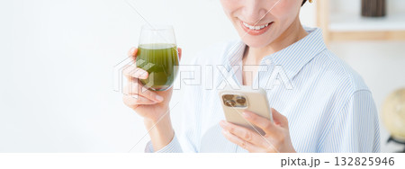 青汁を飲む女性 青汁を飲む女性 132825946