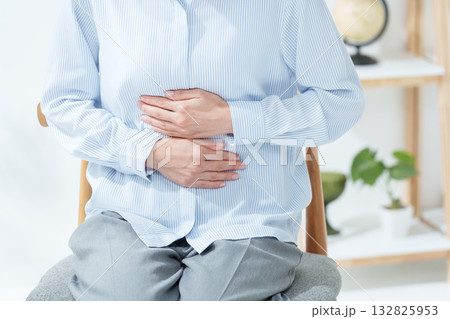 腹痛のミドル女性 132825953