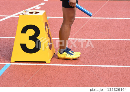 スタートを待つ陸上選手 132826164