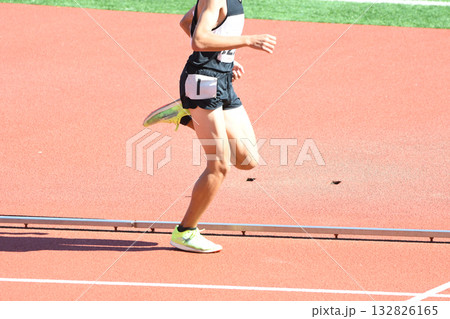 トラックを走る陸上選手 132826165