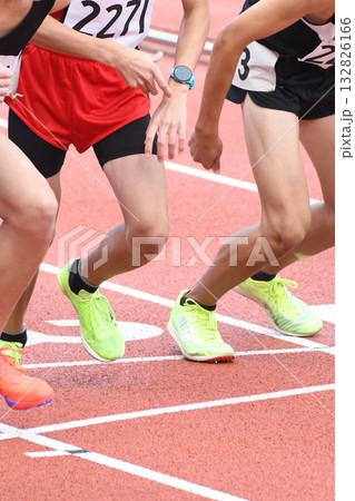 スタートする陸上選手 132826166