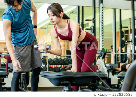 スポーツジムでウエイトトレーニングをする女性 スポーツジムでウエイトトレーニングをする女性 132826555