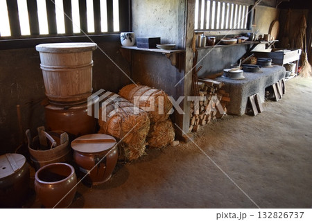 かまど 古風な台所 132826737