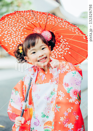 七五三で神社にお参りをする女の子 132826798