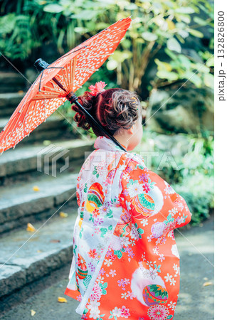 七五三で神社にお参りをする女の子 132826800