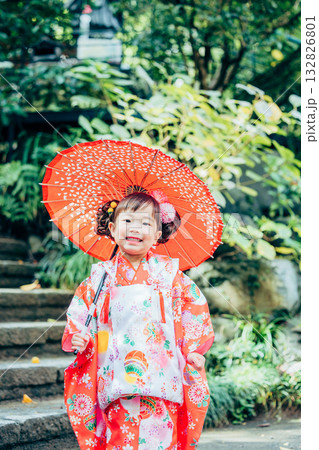 七五三で神社にお参りをする女の子 七五三で神社にお参りをする女の子 132826801