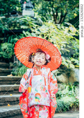 七五三で神社にお参りをする女の子 132826802