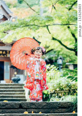 七五三で神社にお参りをする女の子 132826803