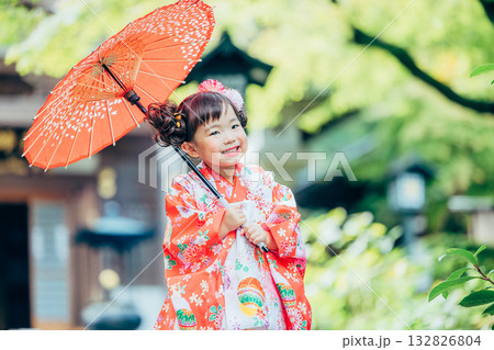 七五三で神社にお参りをする女の子 132826804