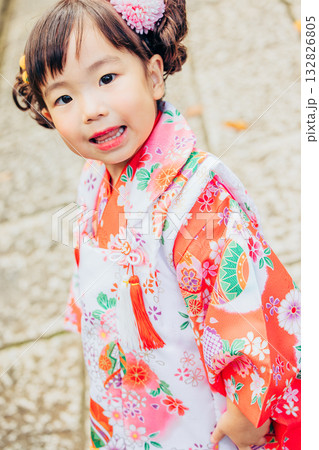 七五三で神社にお参りをする女の子 132826805