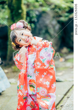 七五三で神社にお参りをする女の子 132826806