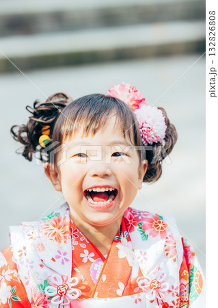 七五三で神社にお参りをする女の子 132826808