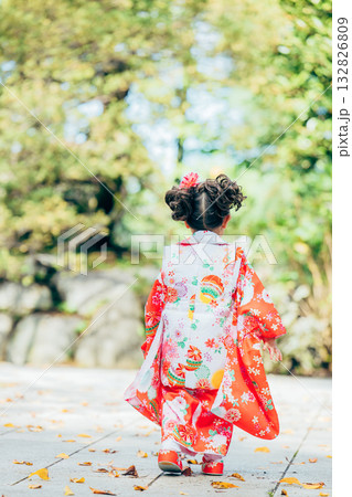 七五三で神社にお参りをする女の子 七五三で神社にお参りをする女の子 132826809