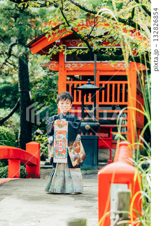 千歳飴を持つ男の子 132826854