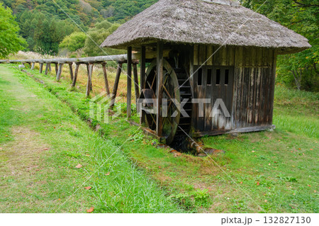 茅葺屋根の水車小屋 茅葺屋根の水車小屋 132827130
