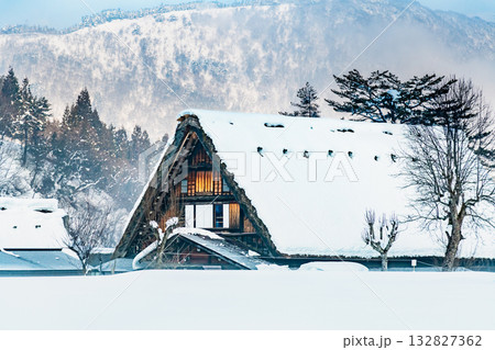白川郷 雪に埋もれる和田家 132827362