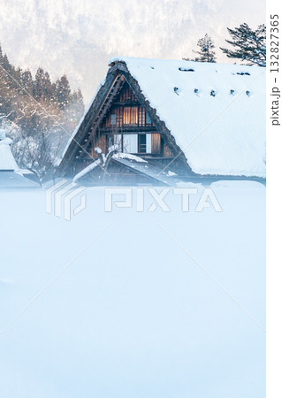 白川郷 雪に埋もれる和田家 132827365