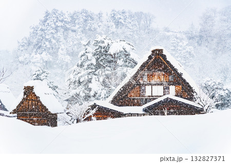 白川郷 雪に埋もれる和田家 132827371