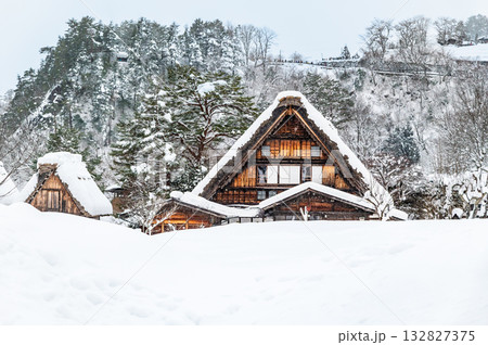 白川郷 雪に埋もれる和田家 132827375