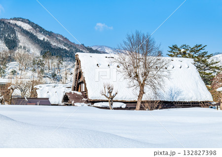 白川郷 雪に埋もれる和田家 132827398