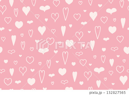 たくさんの手描きのハートがランダムに並んだパターン背景(ホワイト・ストロベリー) 132827565
