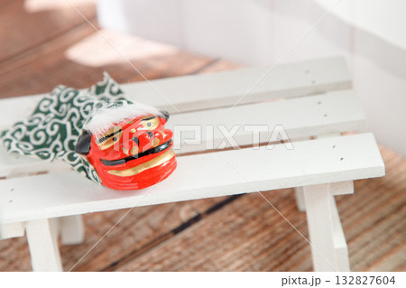 窓際でくつろぐ小さな獅子舞 窓際でくつろぐ小さな獅子舞 132827604